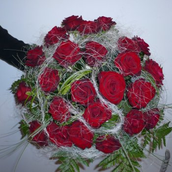 Rote Rosen, Strauss mit Sisal dekoriert